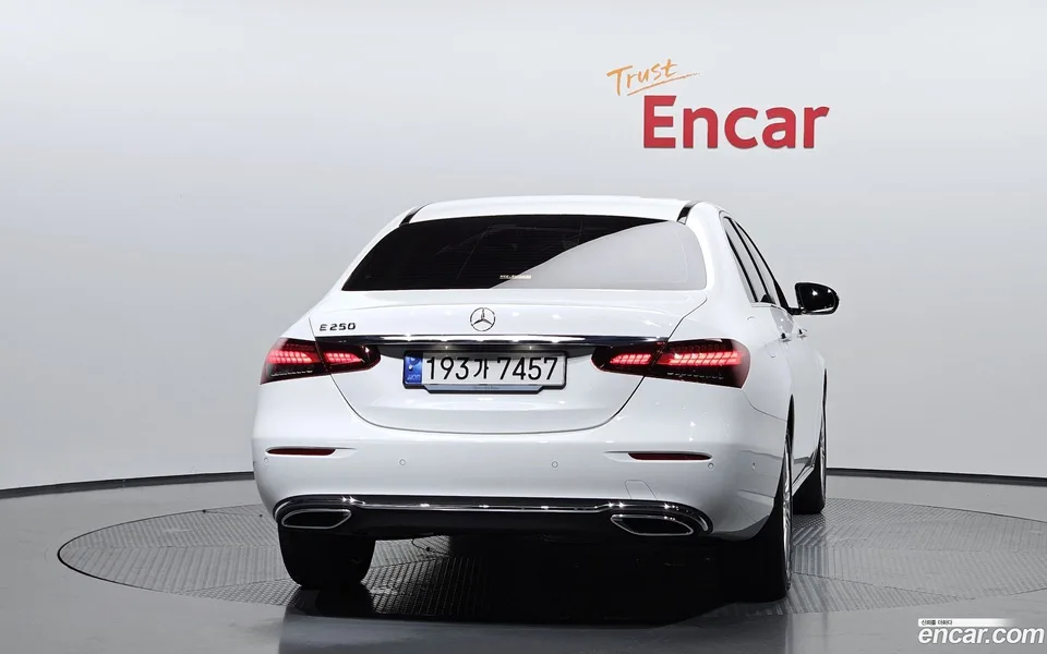 Mercedes-Benz E-Class E250 2023 — thumbnail 4