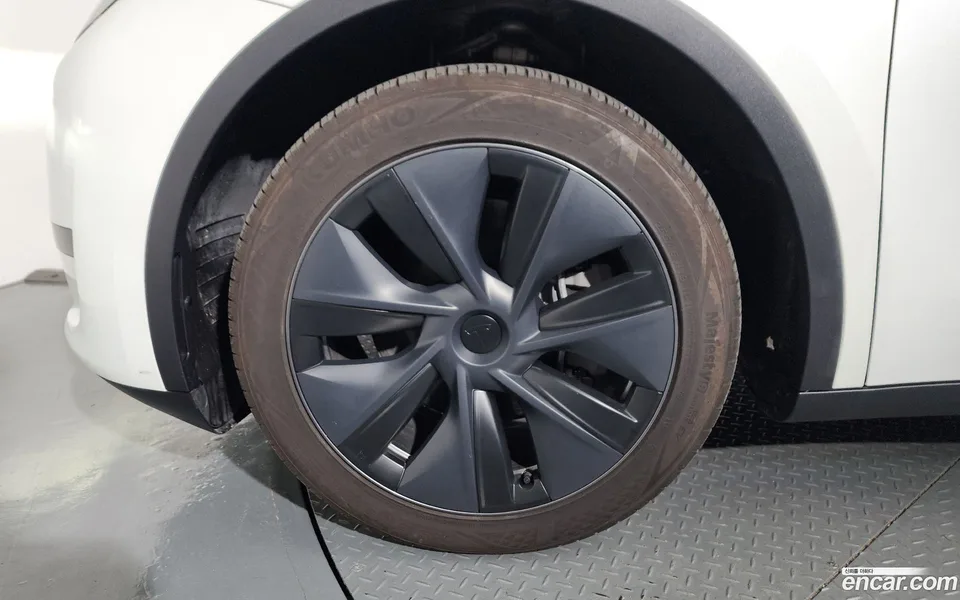 Tesla Model Y RWD 2025 — thumbnail 5