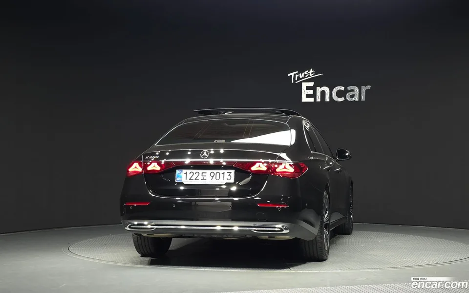 Mercedes-Benz E-Class E200 2025 — thumbnail 4