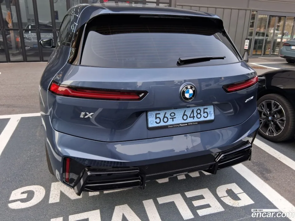 BMW iX xDrive45 M 2026 — миниатюра 2