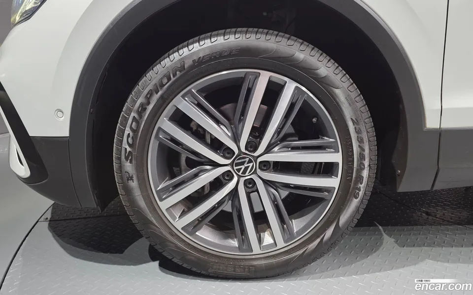Volkswagen Tiguan Allspace 2.0 TSI 2023 — thumbnail 2