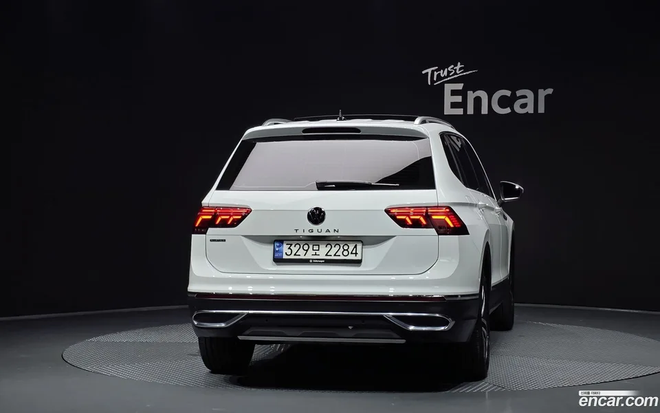 Volkswagen Tiguan Allspace 2.0 TSI 2023 — thumbnail 4