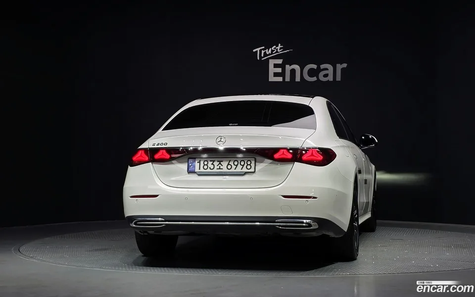 Mercedes-Benz E-Class E200 2024 — thumbnail 4
