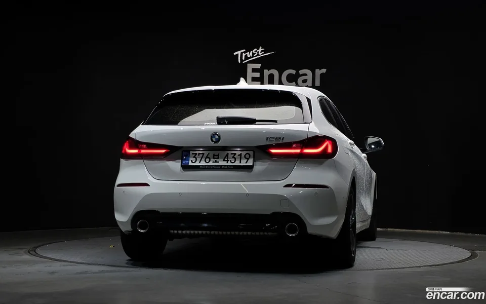BMW 1 Series 120i 2022 — thumbnail 4