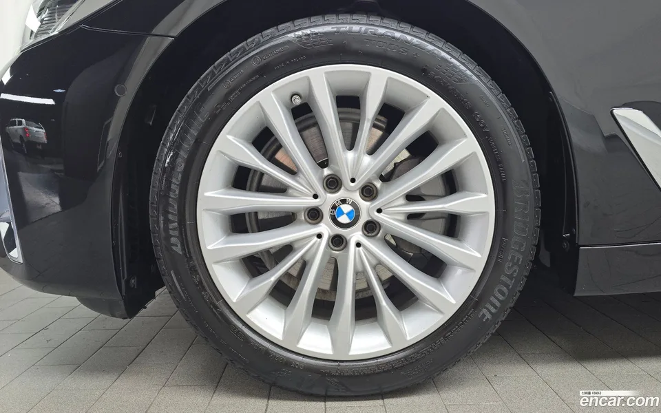 BMW 5 Series 520i 2023 — thumbnail 2