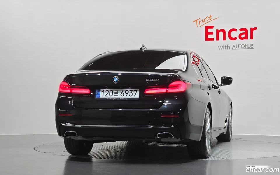 BMW 5 Series 520i 2023 — thumbnail 4