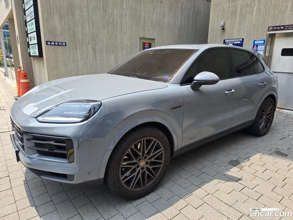 Porsche Cayenne 3.0 E- 2025 — photo 1, buy with delivery to Moscow