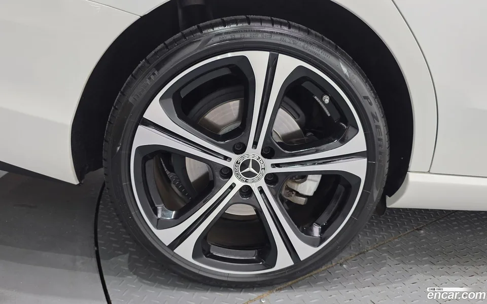 Mercedes-Benz C-Class C300 4MATIC 2023 — thumbnail 2