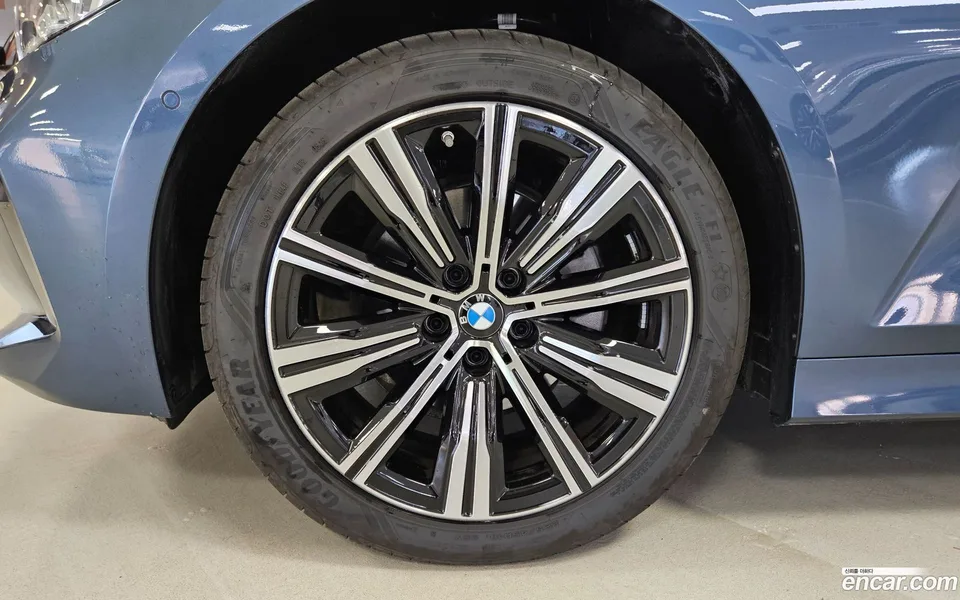 BMW 3 Series 320i 2025 — thumbnail 5