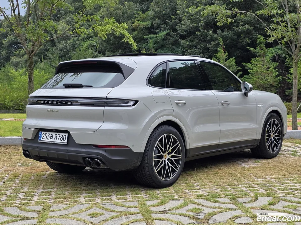 Porsche Cayenne 3.0 E- 2024 — thumbnail 2