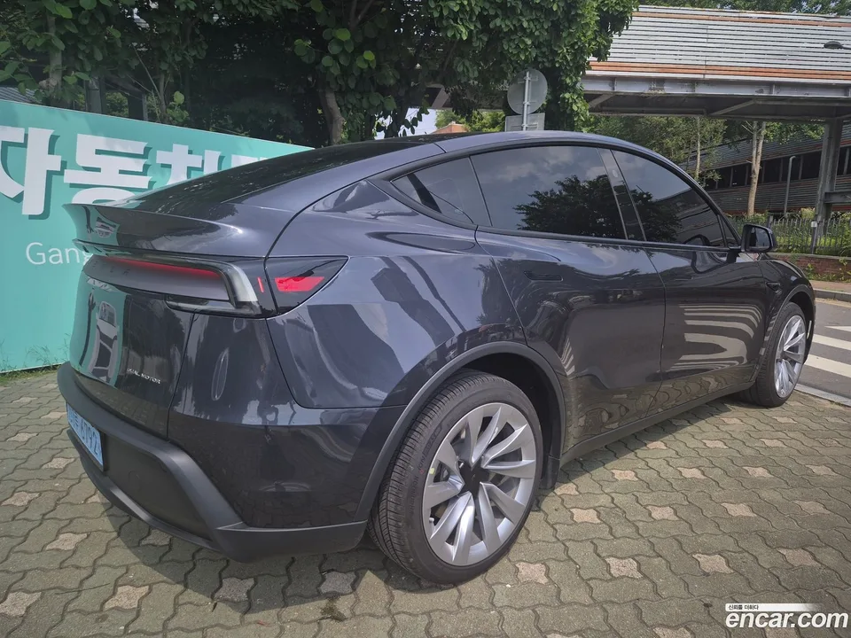 Tesla Model Y AWD 2025 — thumbnail 2