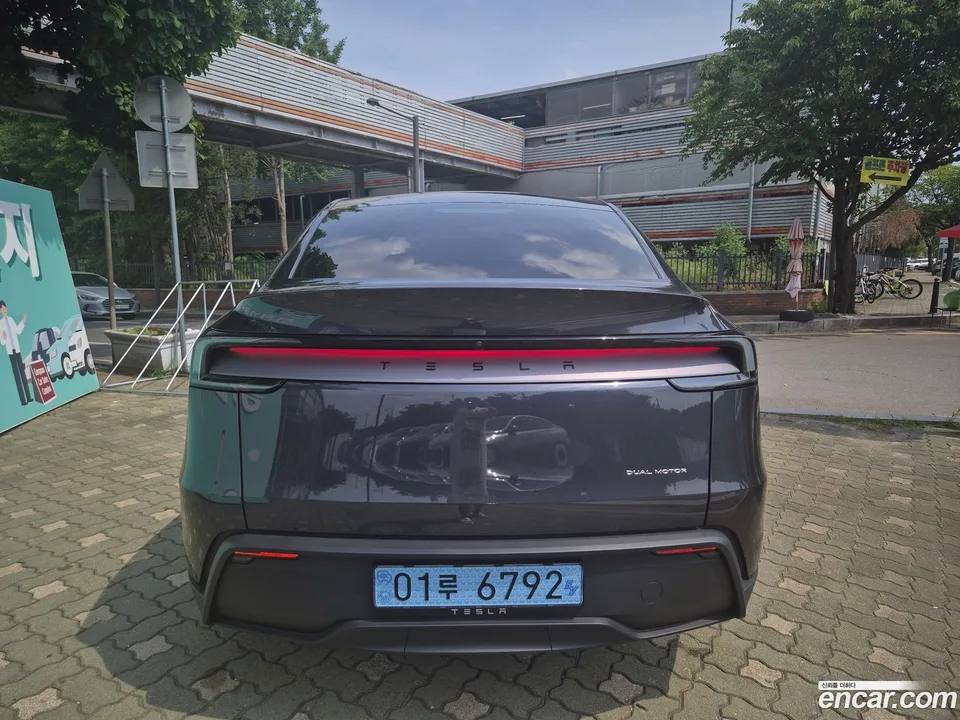 Tesla Model Y AWD 2025 — thumbnail 4