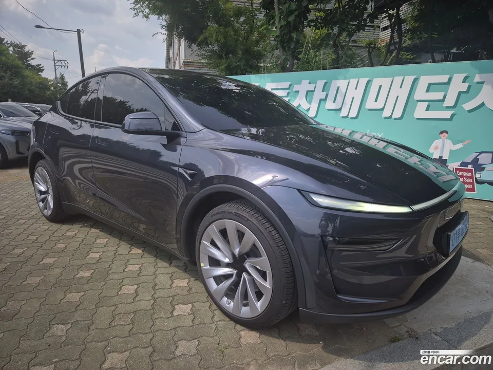 Tesla Model Y AWD 2025 — photo 1, buy with delivery to Moscow