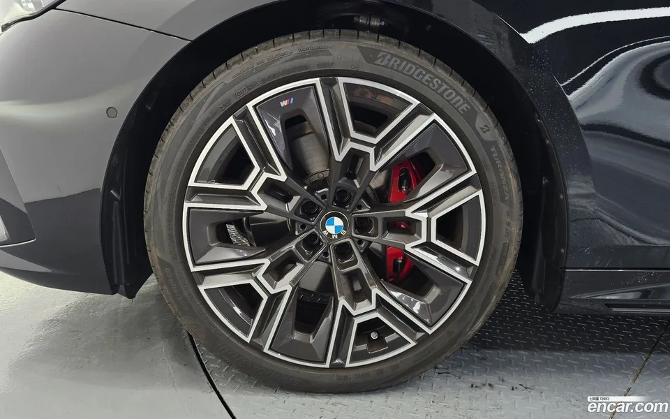 BMW 5 Series 530i xDrive M 2025 — thumbnail 2
