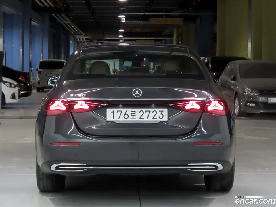 Mercedes-Benz E-Class E200 2025 — thumbnail 3