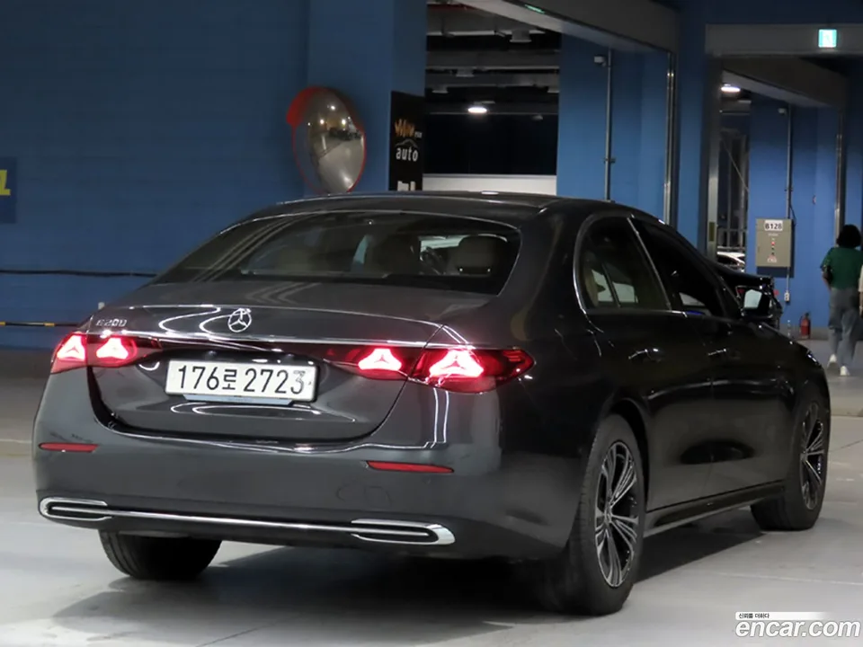 Mercedes-Benz E-Class E200 2025 — thumbnail 4