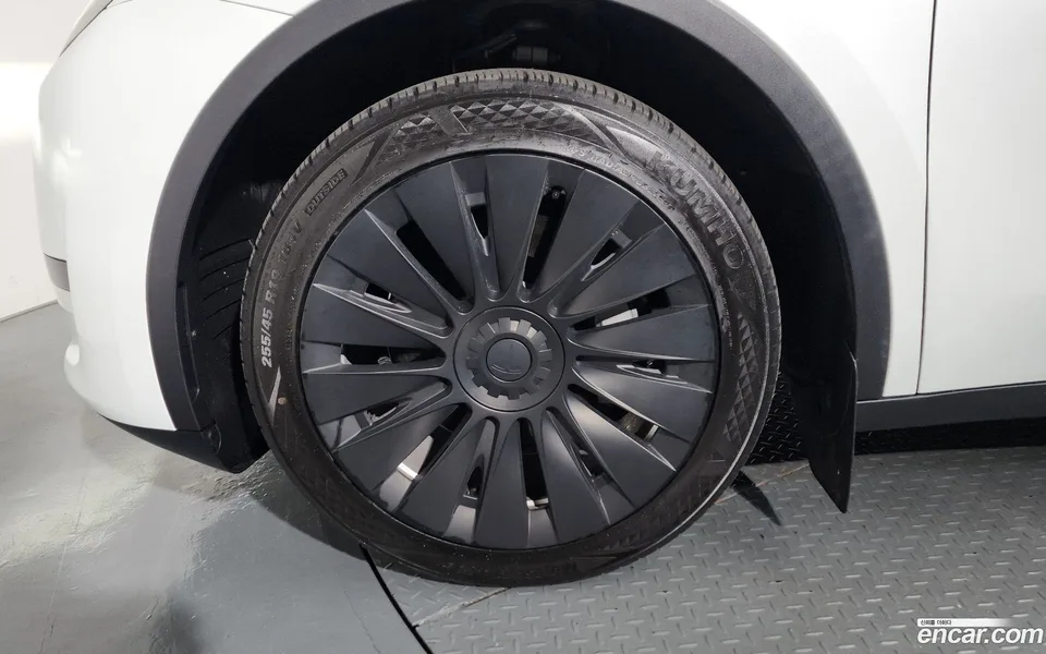 Tesla Model Y RWD 2023 — thumbnail 2