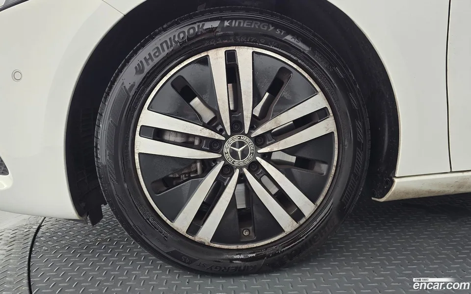 Mercedes-Benz A-Class A220 2022 — thumbnail 2