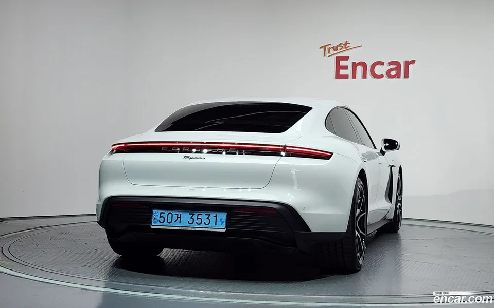 Porsche Taycan 2023 — thumbnail 4