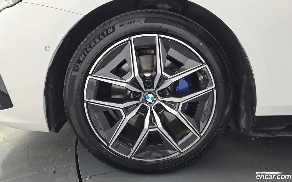 BMW 5 Series 520i M 2025 — thumbnail 2