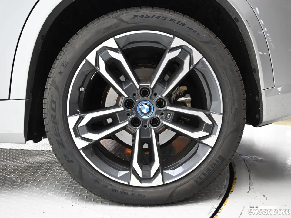 BMW iX1 xDrive 30 M 2023 — thumbnail 5