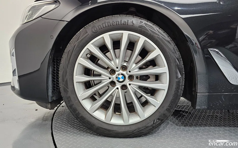BMW 5 Series 520i 2022 — thumbnail 2