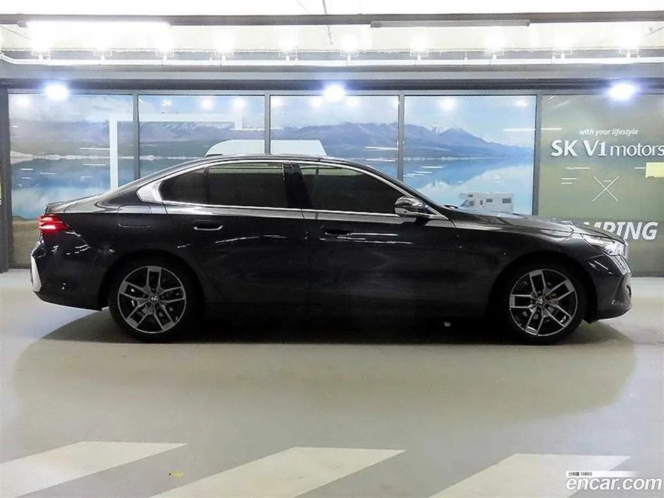 BMW 5 Series 520i 2024 — thumbnail 3