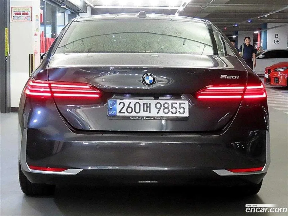 BMW 5 Series 520i 2024 — thumbnail 5