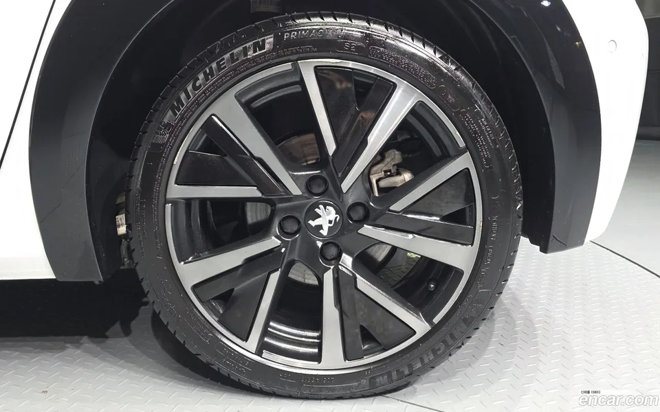 Peugeot e-208 GT 2023 — thumbnail 2