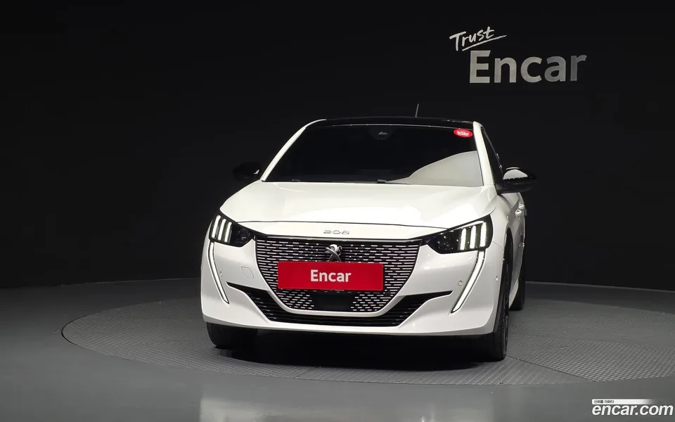 Peugeot e-208 GT 2023 — thumbnail 3