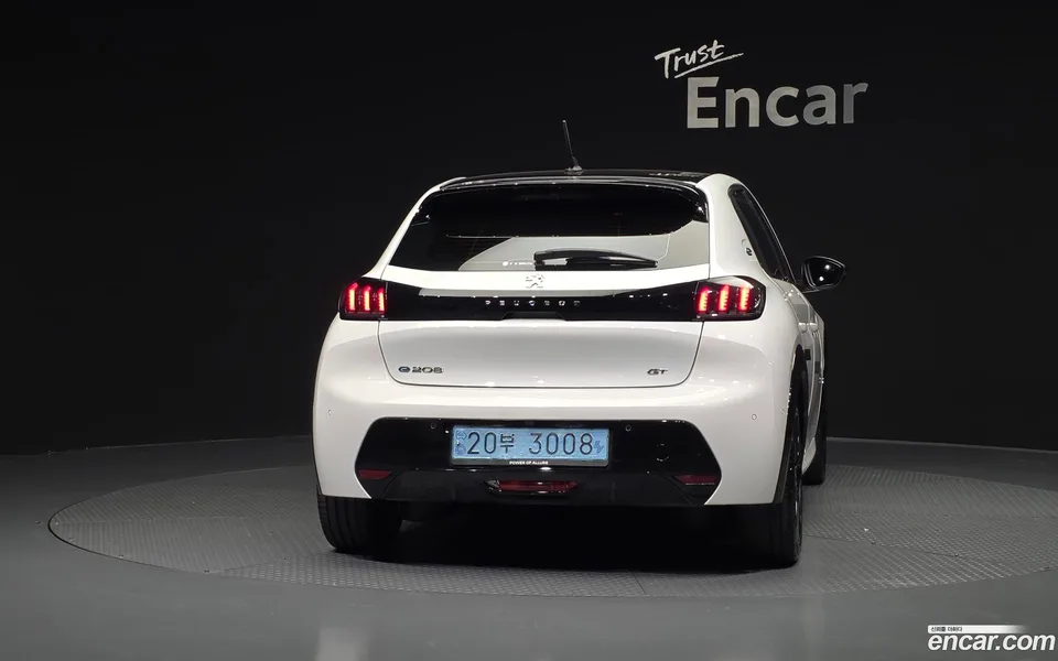 Peugeot e-208 GT 2023 — thumbnail 4
