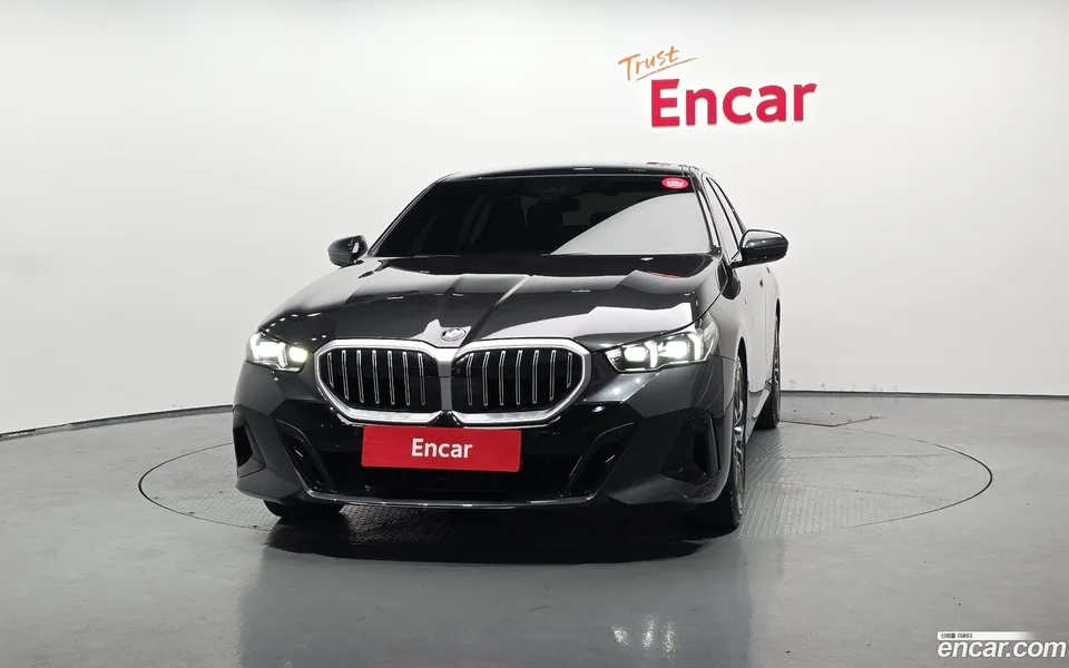 BMW 5 Series 520i M 2023 — thumbnail 3