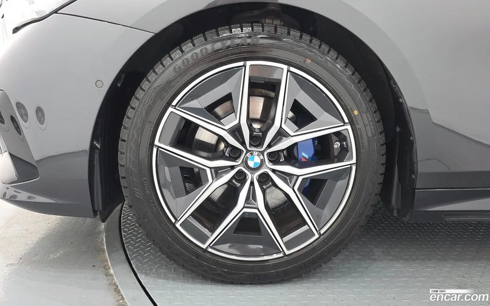BMW 5 Series 520i M 2023 — thumbnail 5