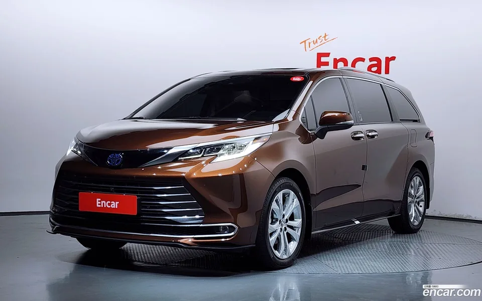 Toyota Sienna 2.5 2WD 2022 — photo 1, buy with delivery to Moscow