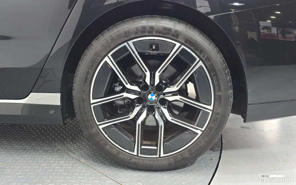 BMW 7 Series 740d xDrive M 2025 — thumbnail 2