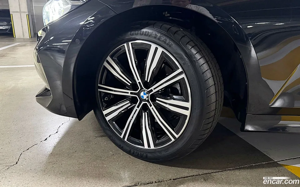 BMW 3 Series 320i 2025 — thumbnail 5