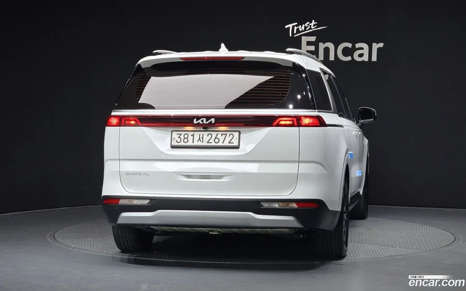 Kia Carnival 9 2023 — thumbnail 4