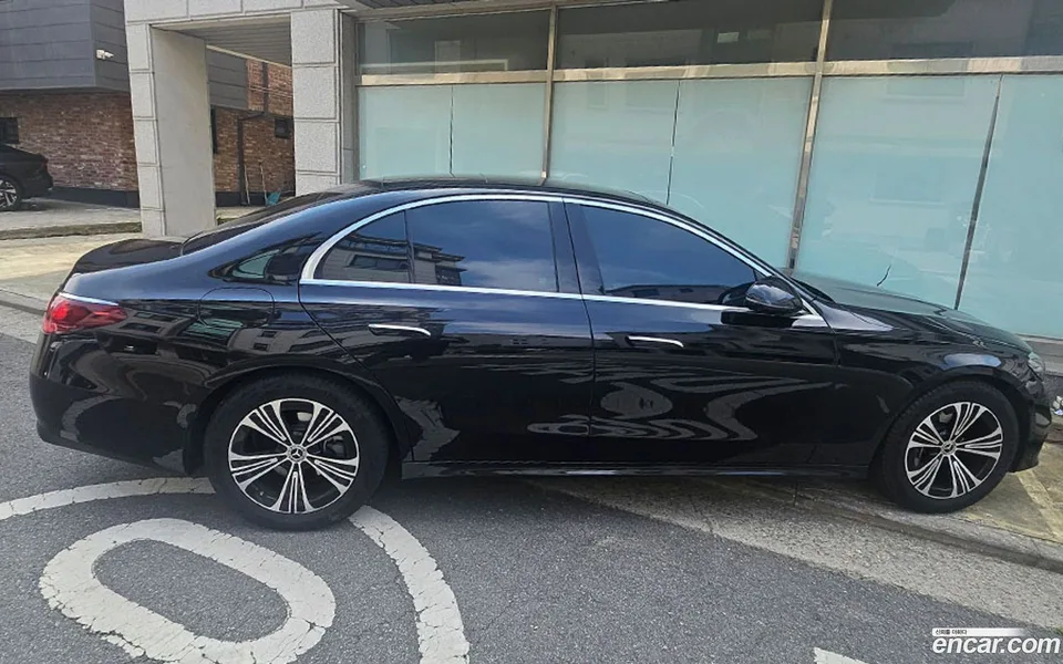 Mercedes-Benz E-Class E200 2025 — thumbnail 3