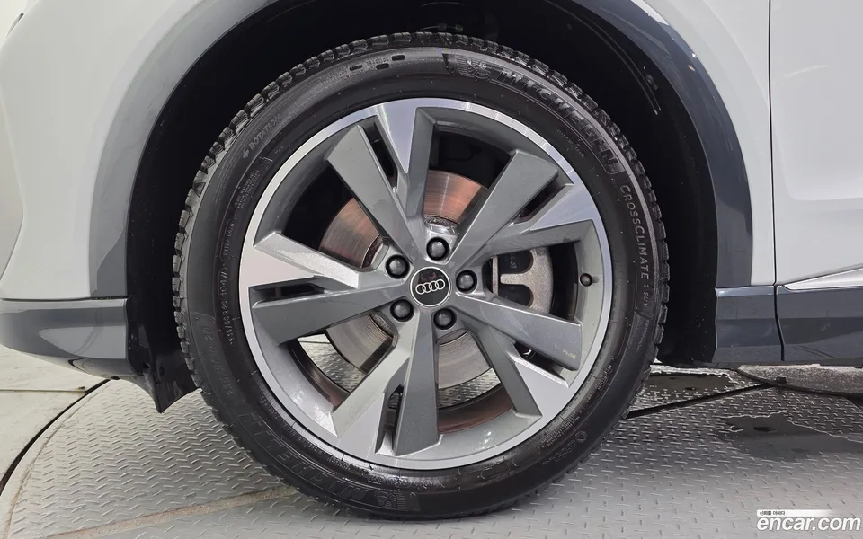 Audi Q4 e-tron 40 2023 — thumbnail 2