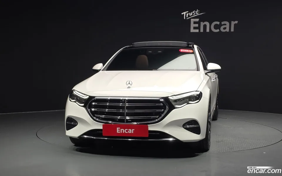 Mercedes-Benz E-Class E300 4MATIC 2024 — thumbnail 3