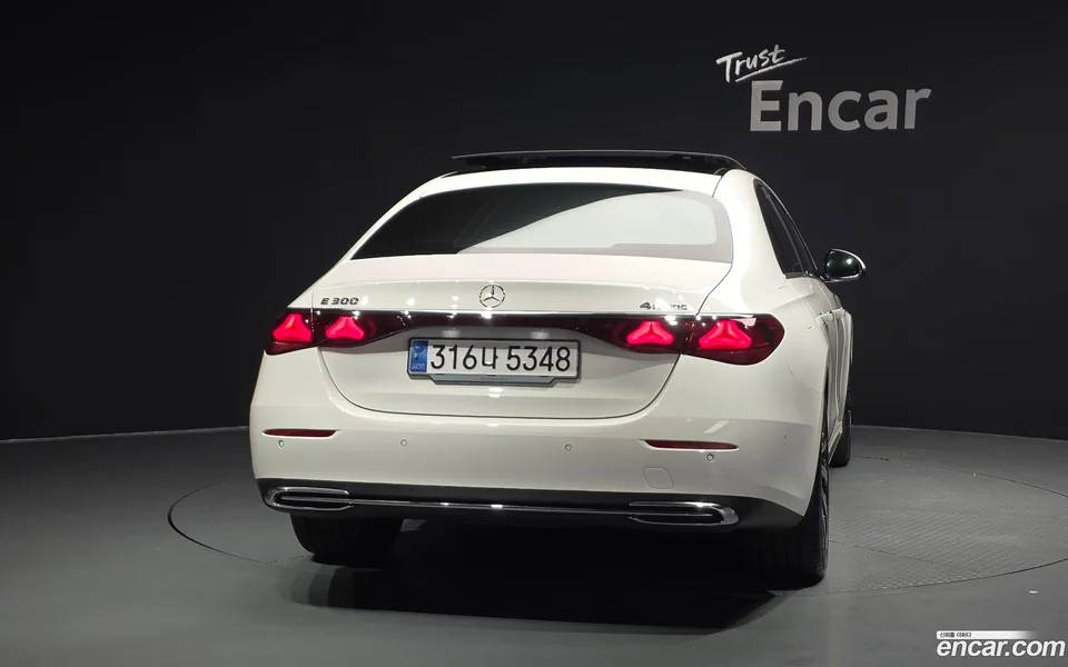 Mercedes-Benz E-Class E300 4MATIC 2024 — thumbnail 4