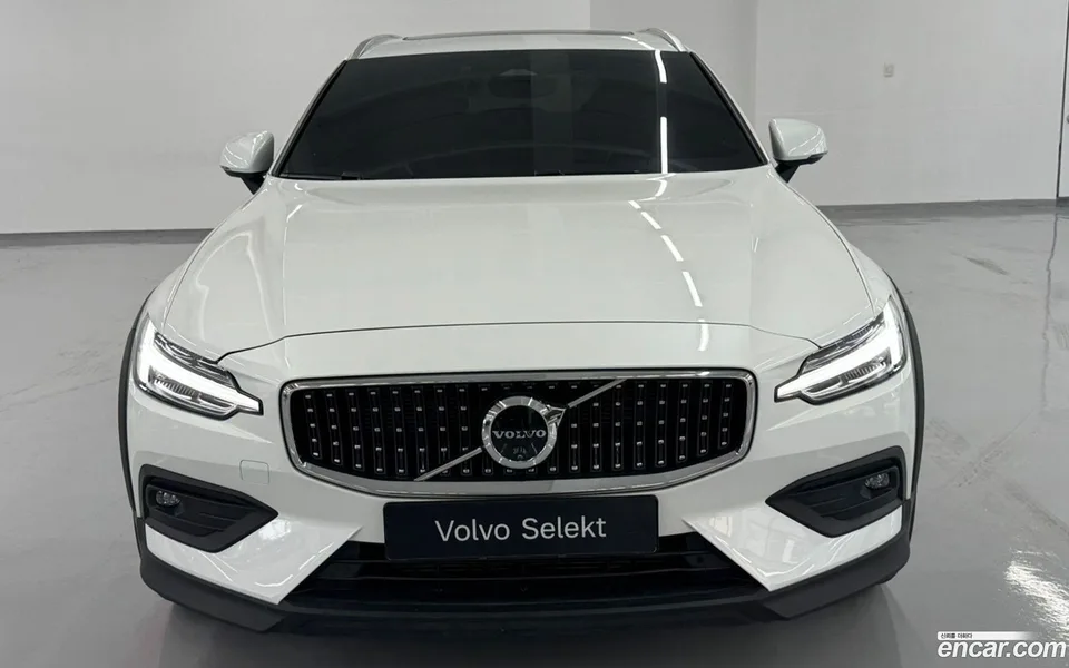 Volvo V60 Cross Country B5 AWD 2025 — thumbnail 3