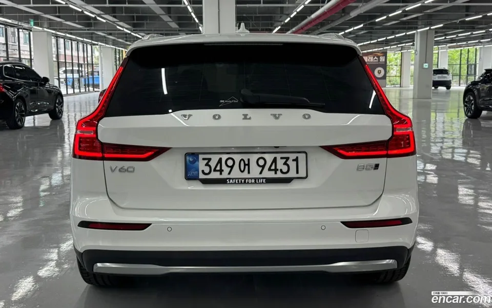 Volvo V60 Cross Country B5 AWD 2025 — thumbnail 4
