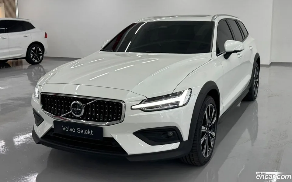 Volvo V60 Cross Country B5 AWD 2025 — photo 1, buy with delivery to Moscow