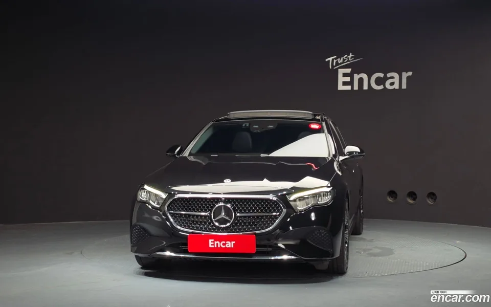 Mercedes-Benz E-Class E200 2024 — thumbnail 3
