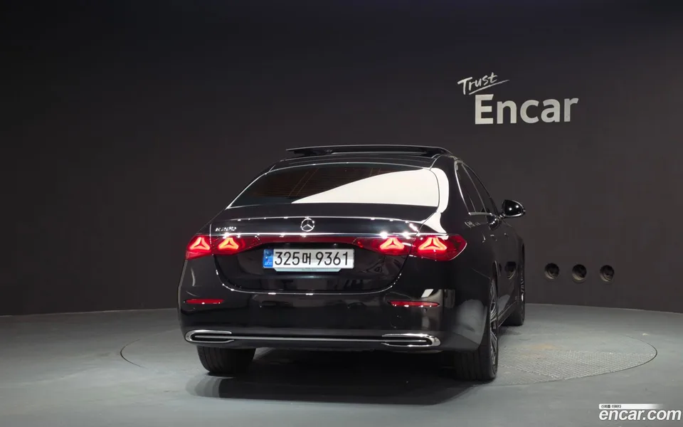 Mercedes-Benz E-Class E200 2024 — thumbnail 4