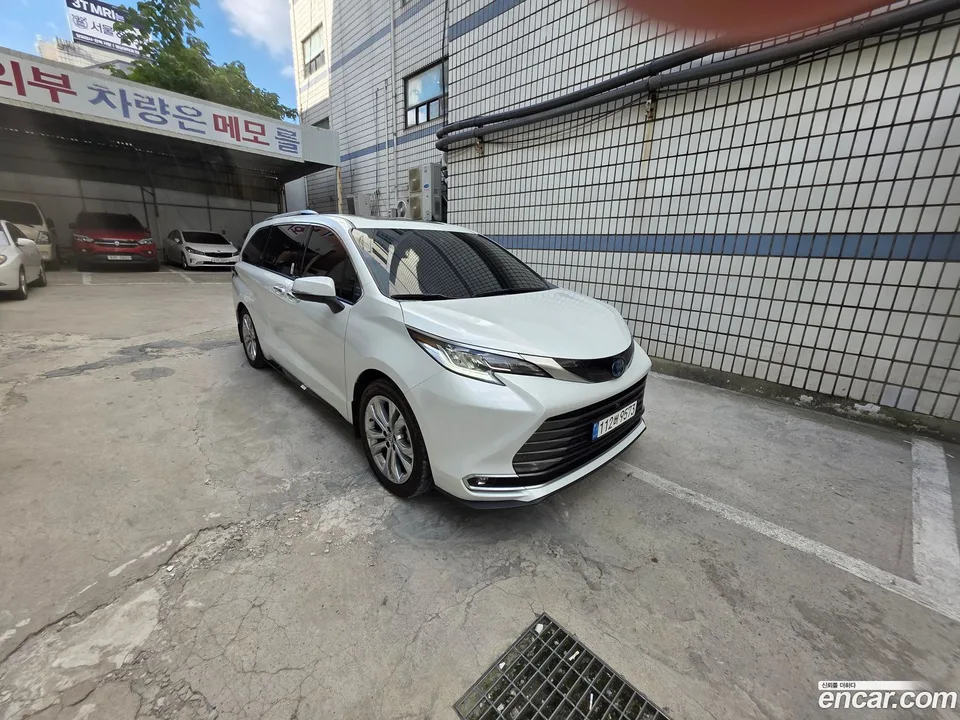 Toyota Sienna 2.5 2WD 2022 — thumbnail 2