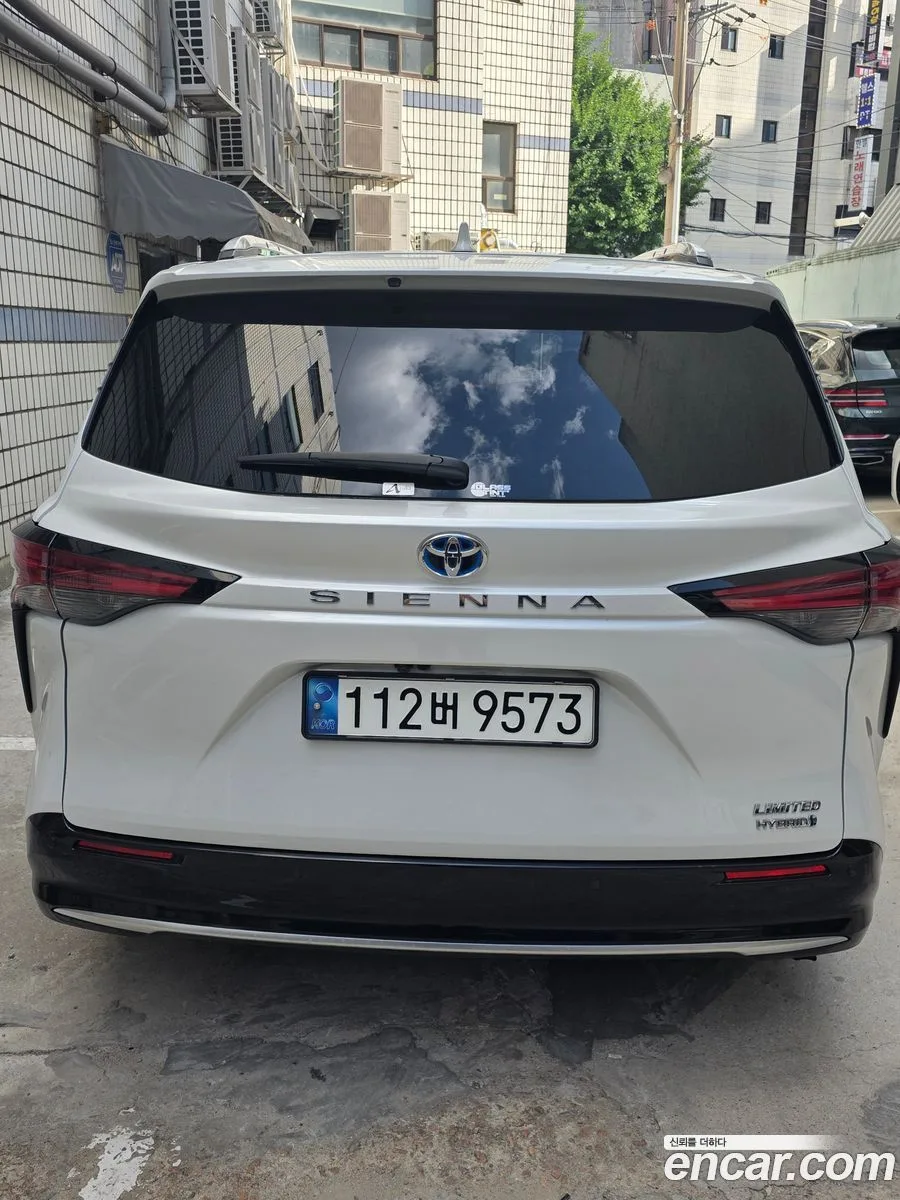 Toyota Sienna 2.5 2WD 2022 — thumbnail 3