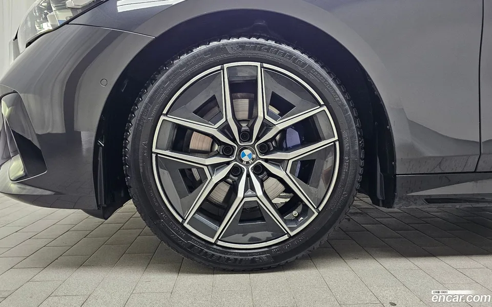 BMW 5 Series 520i M 2025 — thumbnail 2