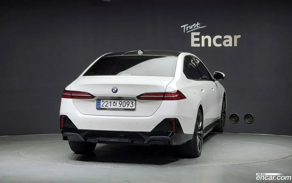 BMW 5 Series 530i xDrive M 2024 — thumbnail 4